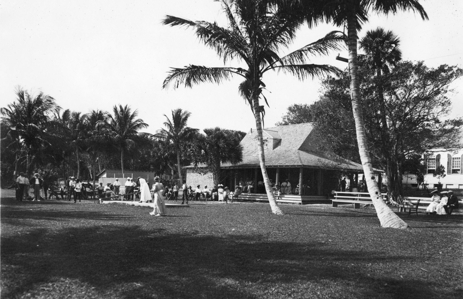 1895: Teeing off